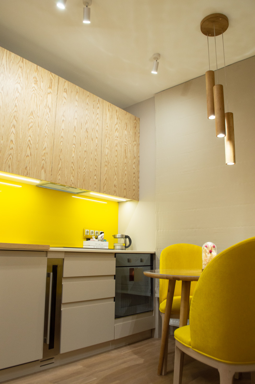 Яркая современная кухня