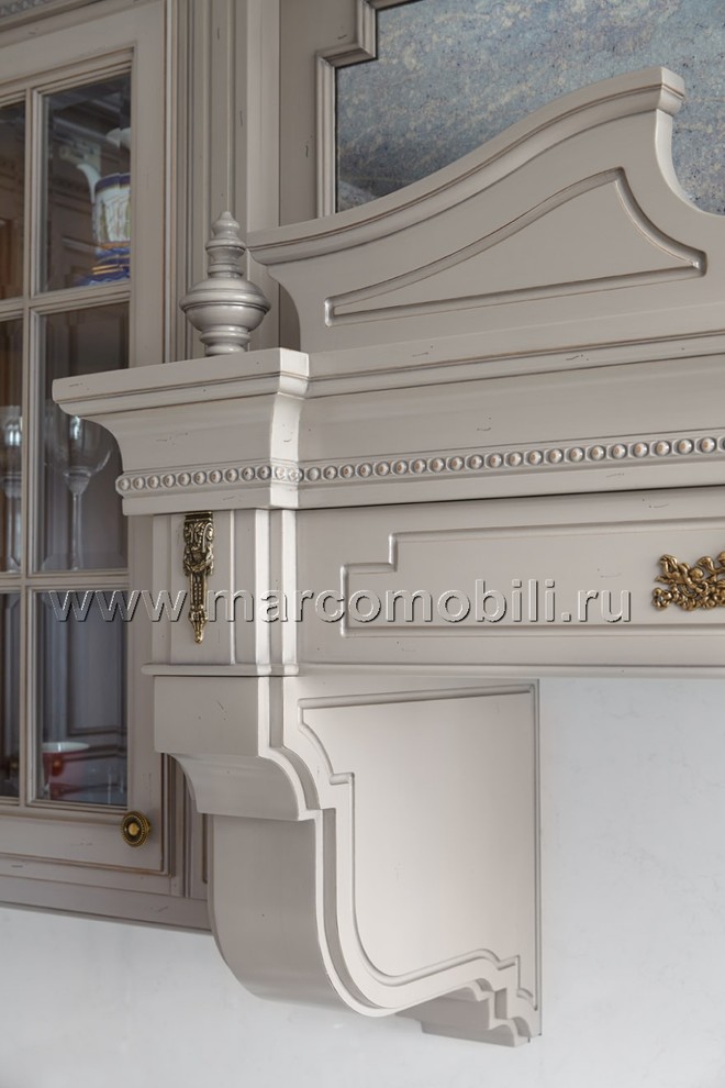 Классическая кухня с современной техникой.