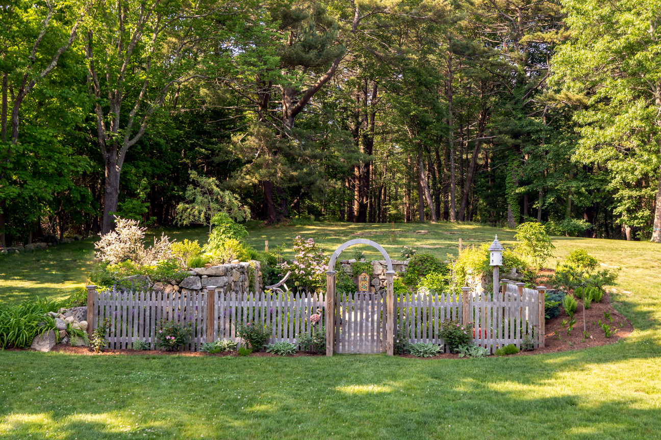 Сад недели: С фонтаном и развалинами древнего... сарая