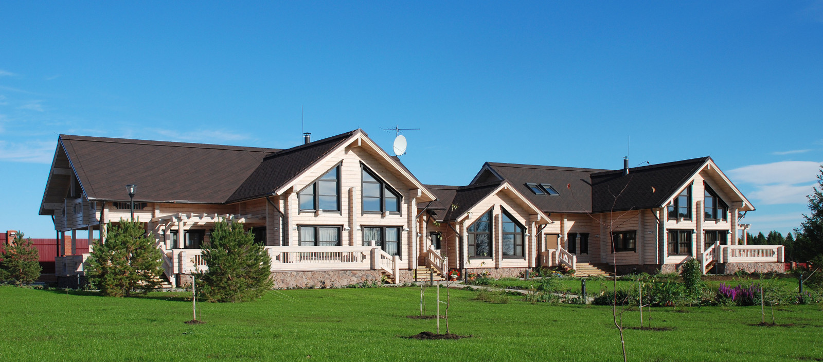 Деревянный коттедж " В зеркальном отражении"