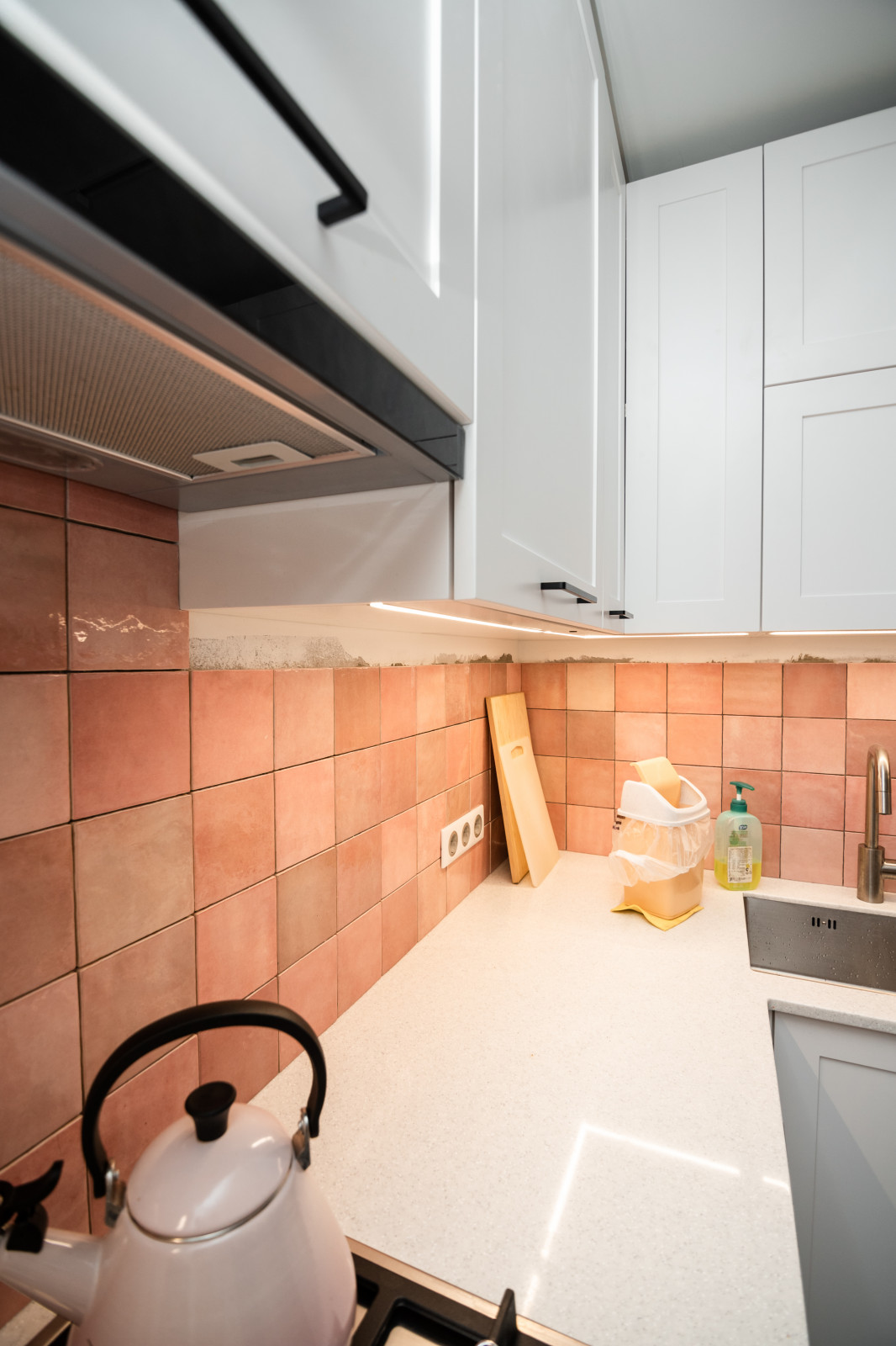 Белая небольшая кухня в стиле неоклассика