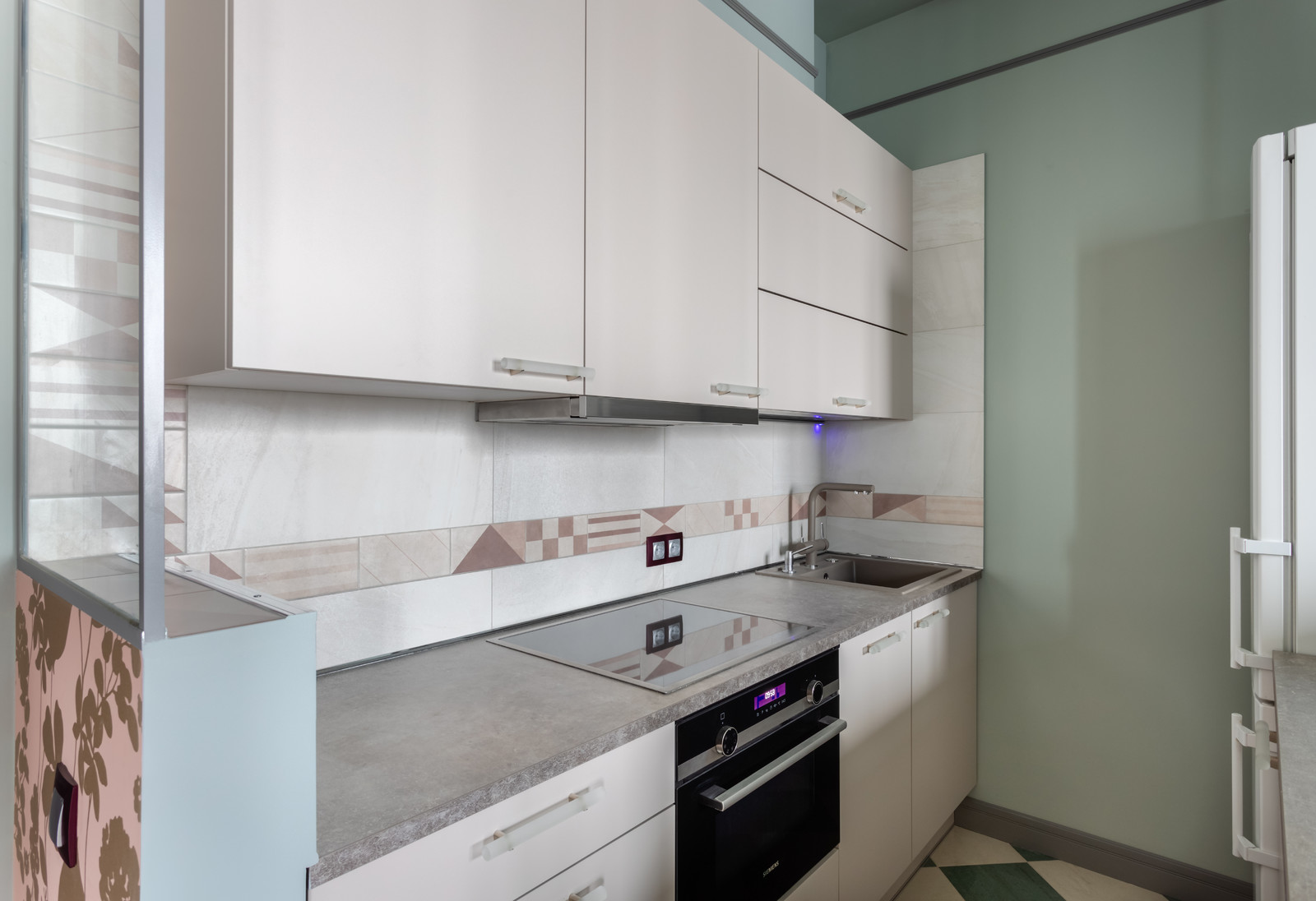 Кухня-аквариум для квартиры студии