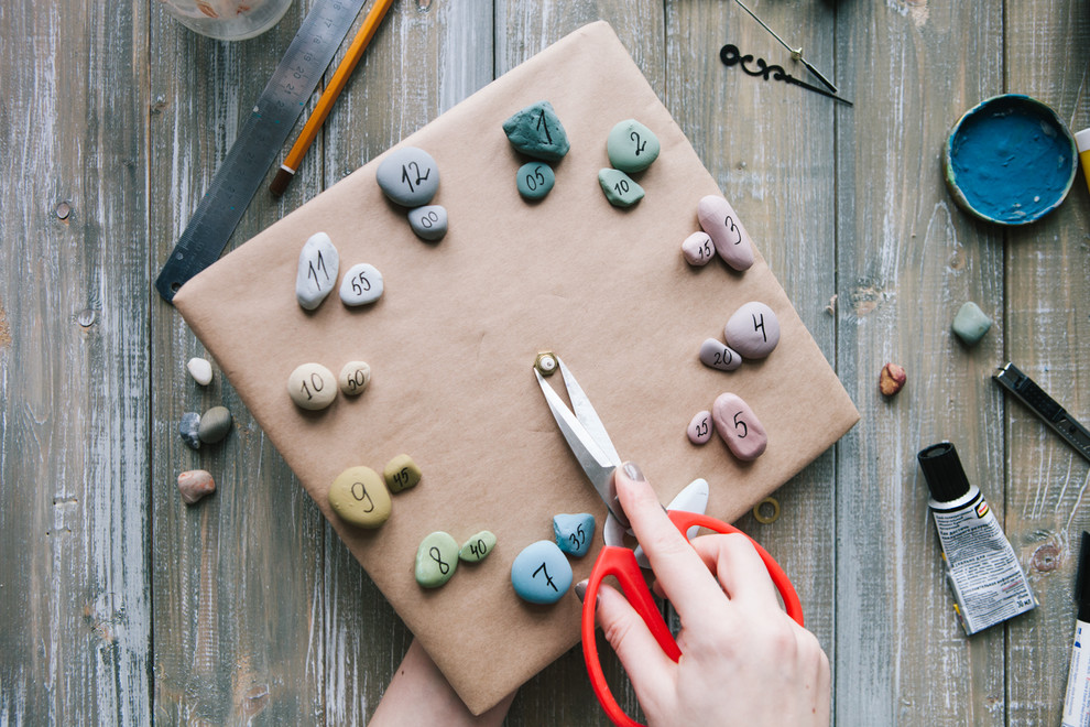 DIY: Оригинальные настенные часы своими руками из морской гальки