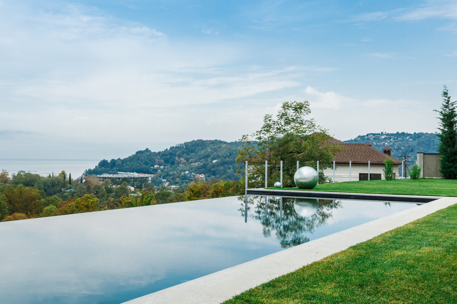 Бассейн переливного типа •Infinity• в Сочи.