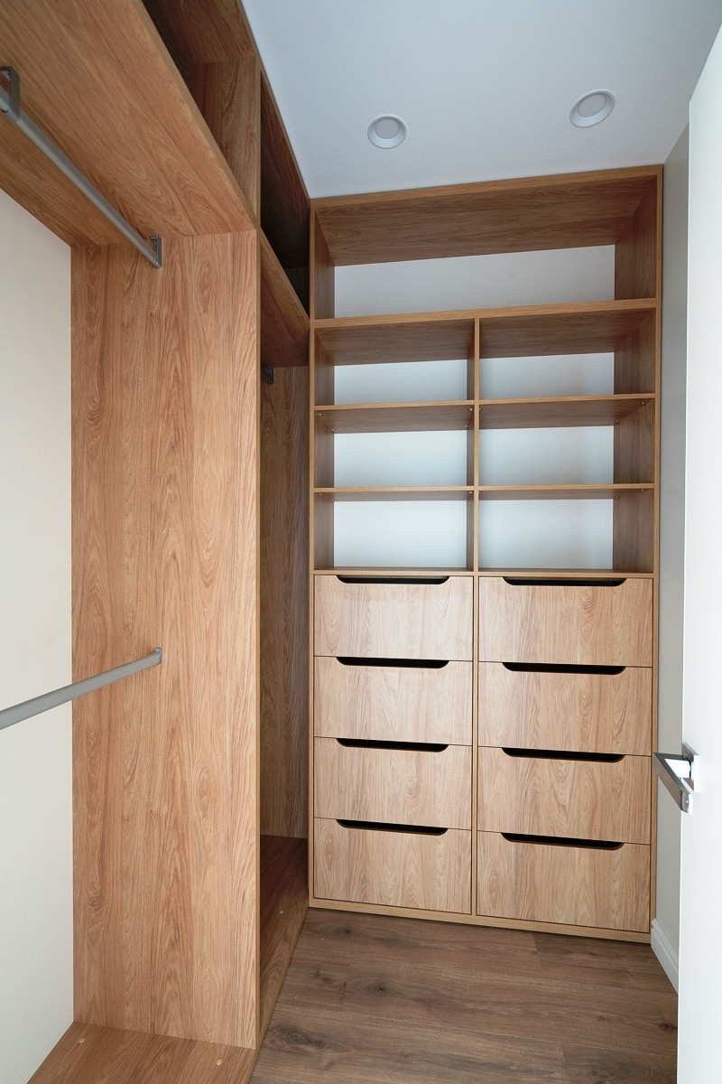 Еще одна серая кухня в большом проекте современной московской квартиры