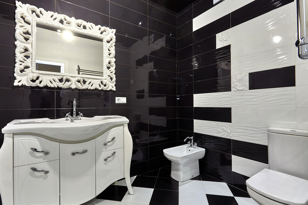 Дуплекс в трех уровнях и чёрно-белых тонах.