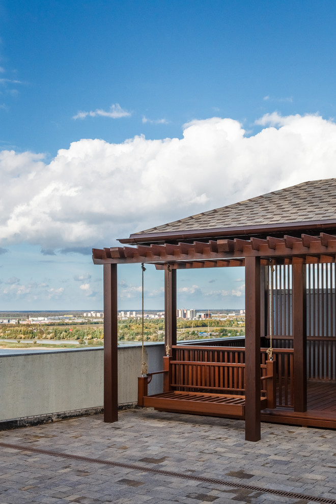 Качели на эксплуатируемой кровле из лиственницы