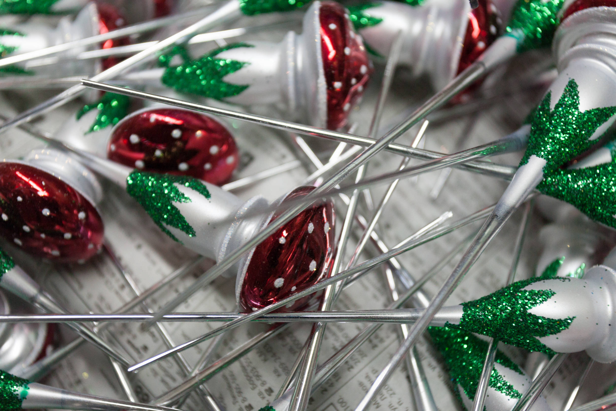 Портрет: Российские новогодние игрушки от фабрики «Елочка»