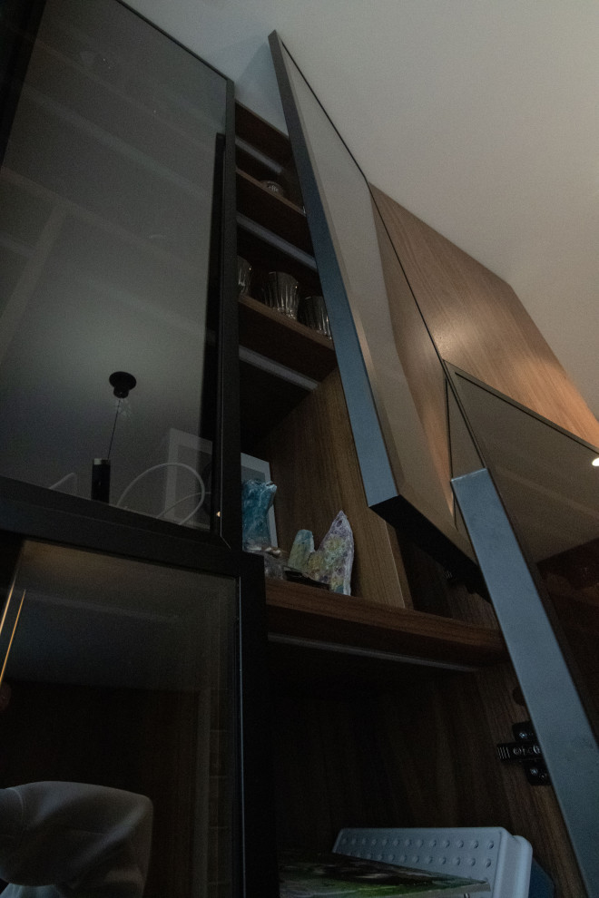 Кухня в стиле минимализм с фасадами под "темное дерево"