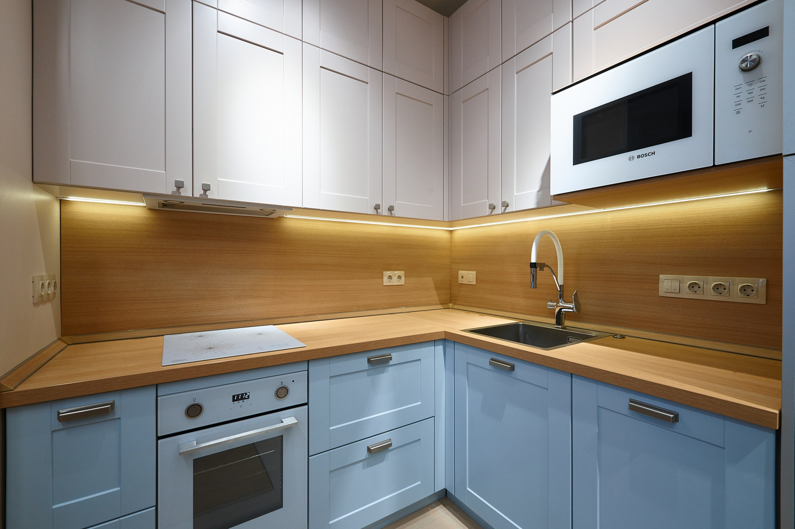 Кухня из эмали и шкаф для хранения