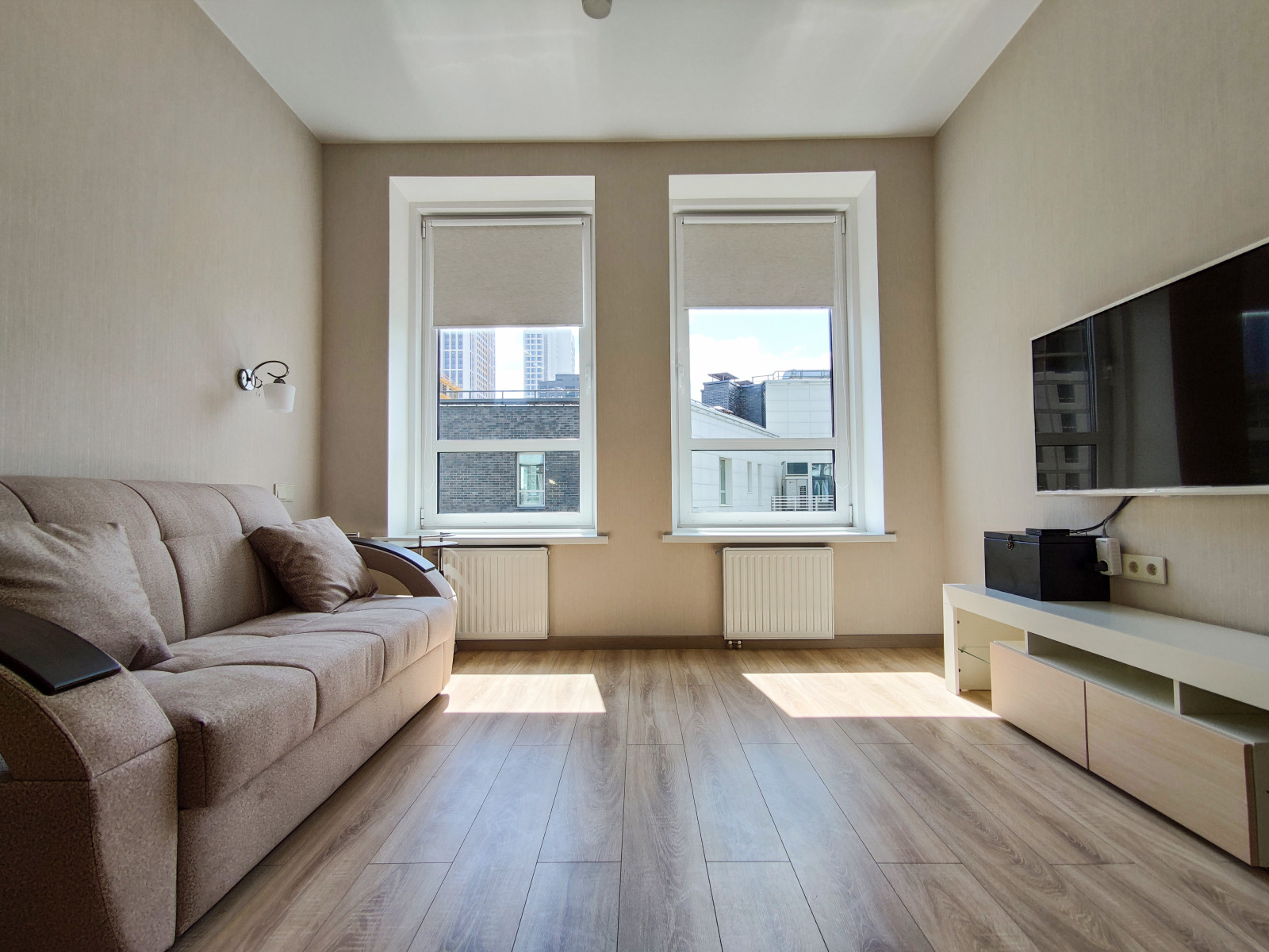 Гостиная с диваном в бежевых тонах