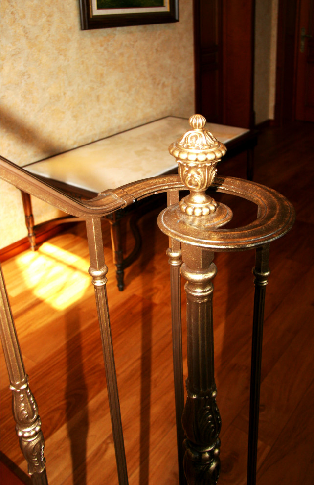 Лестница на центральном косоуре с чугунным ограждением Grande forge(Франция)