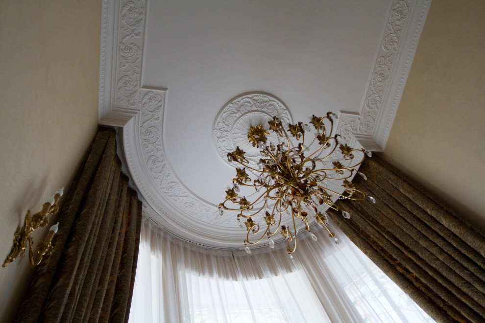Гипсовая лепнина в загородном доме