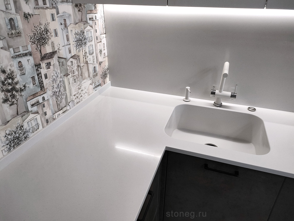 Серая столешница с кухонным фартуком из искусственного камня Hi-Macs