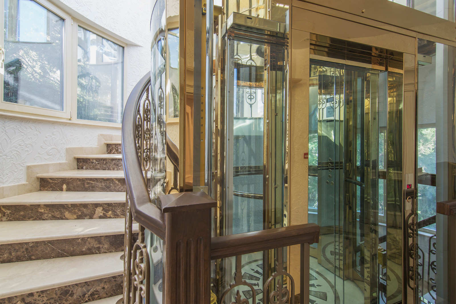 Лестница и стеклянный лифт на 4 этажа