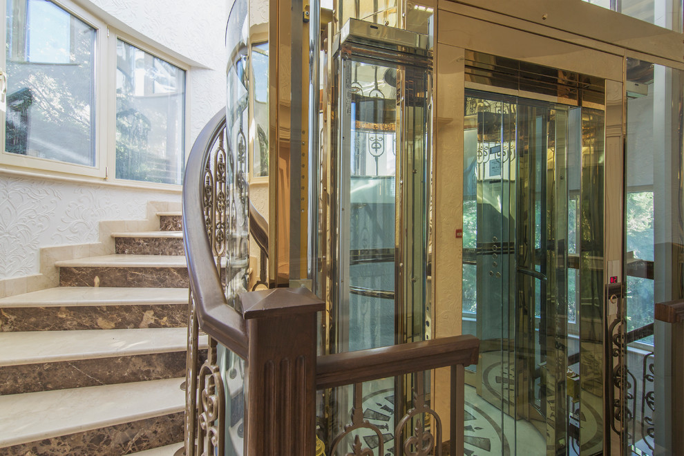 Лестница и стеклянный лифт на 4 этажа