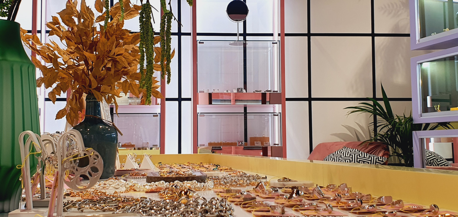 Интерьер бутика ювелирных украшений Youtho .