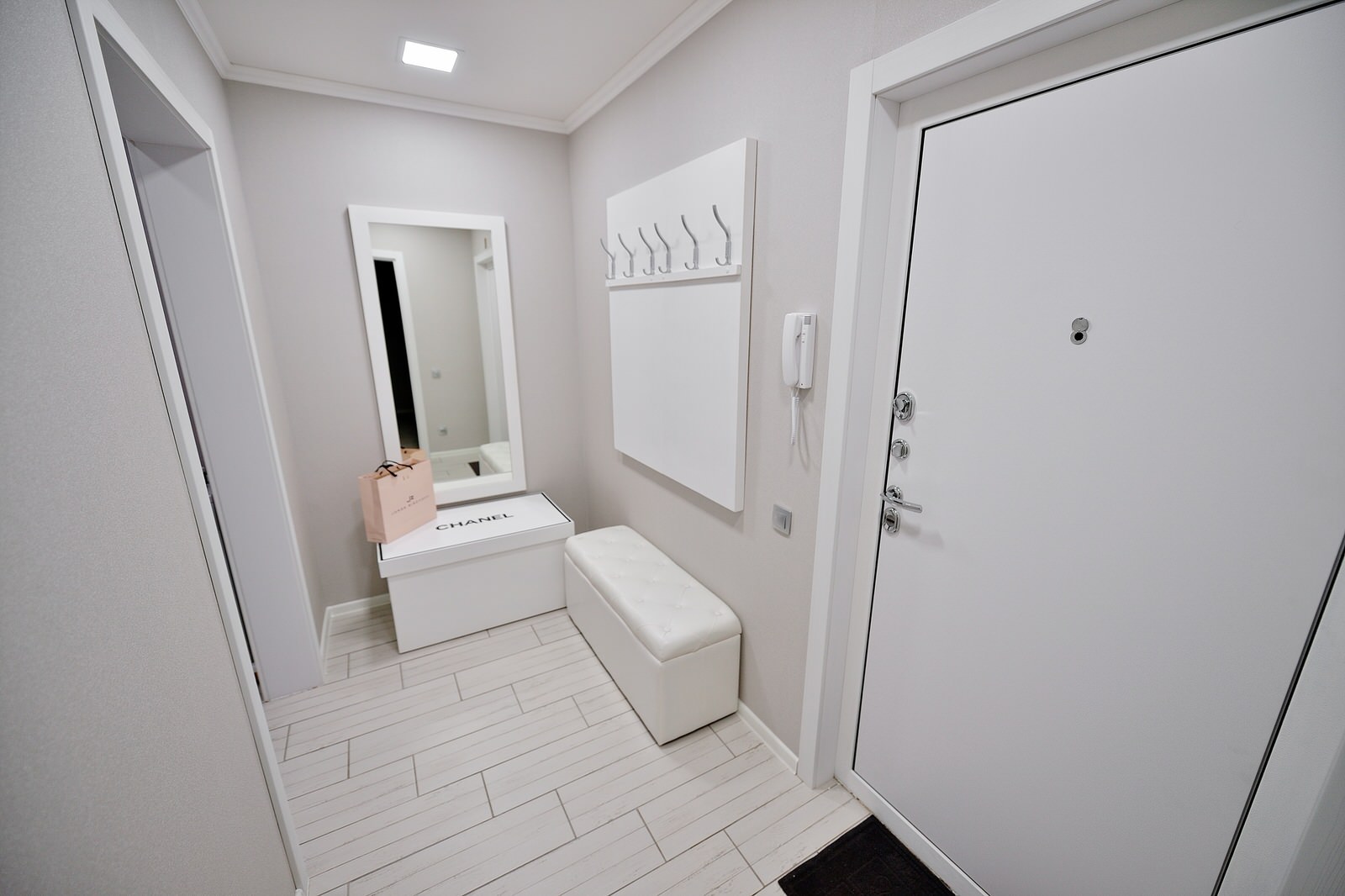 Прихожая и ванна