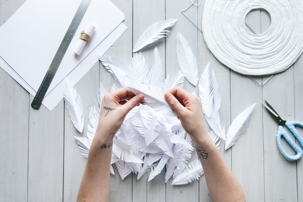 DIY: Как декорировать абажур бумажными перьями своими руками