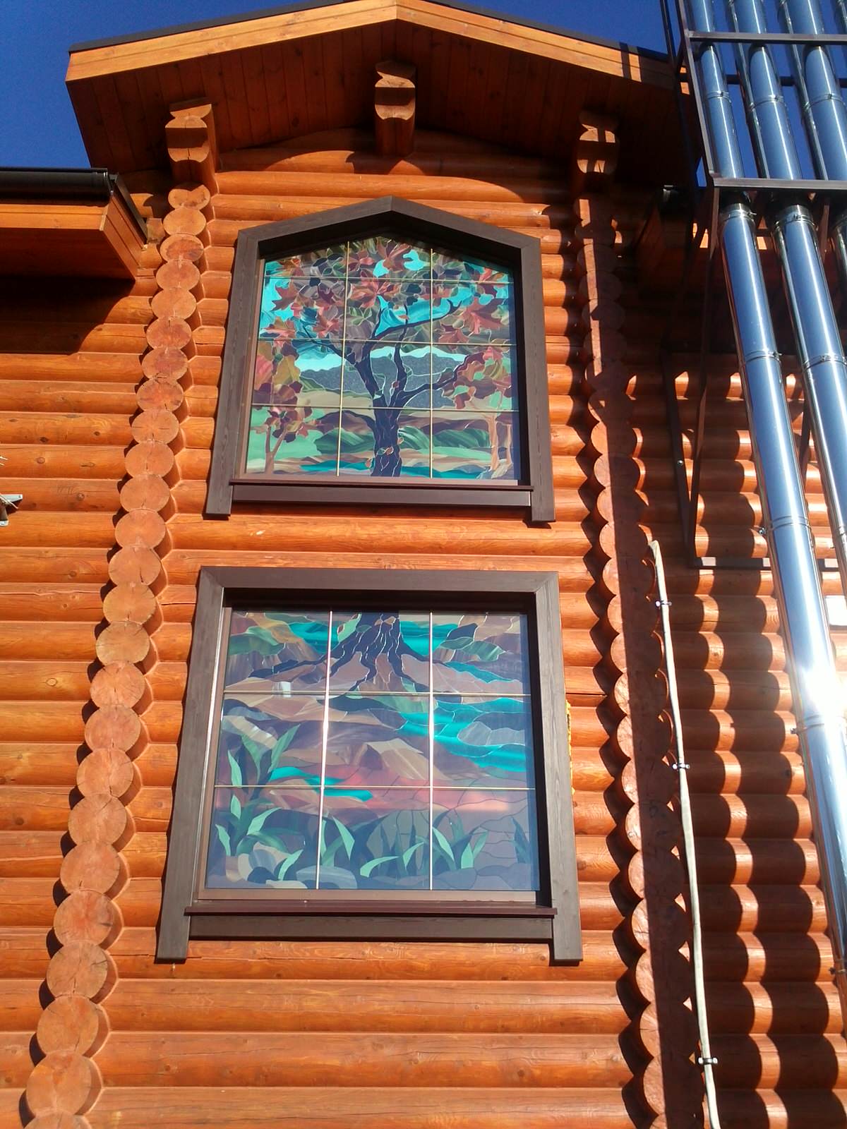 Витражи лестничного пролета.