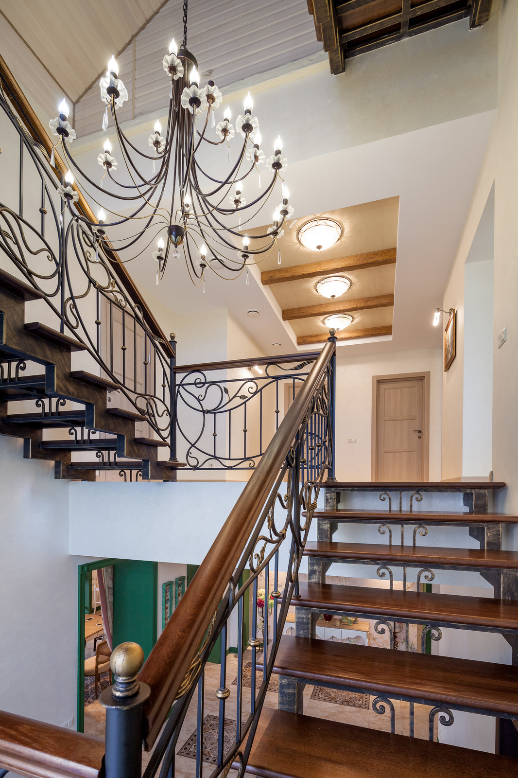 Двухэтажный дом с цокольным этажом и мансардой