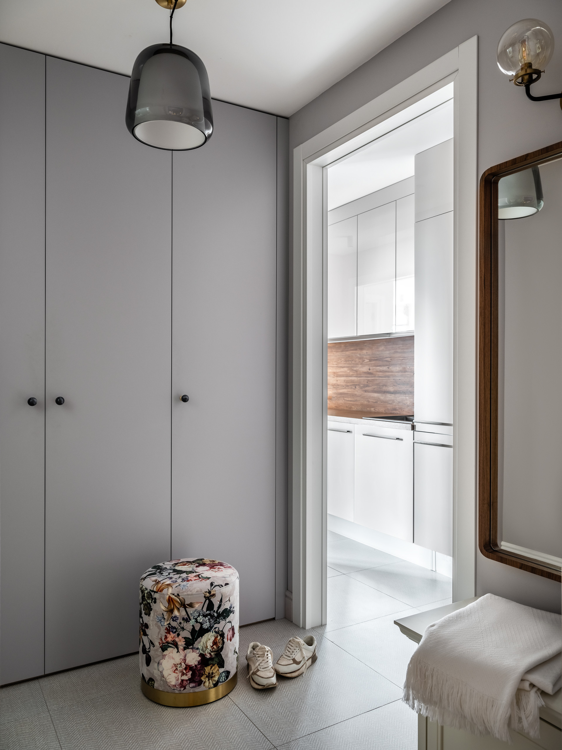 Поиск планировки: «Однушка» с кухней в коридоре и зоной для йоги