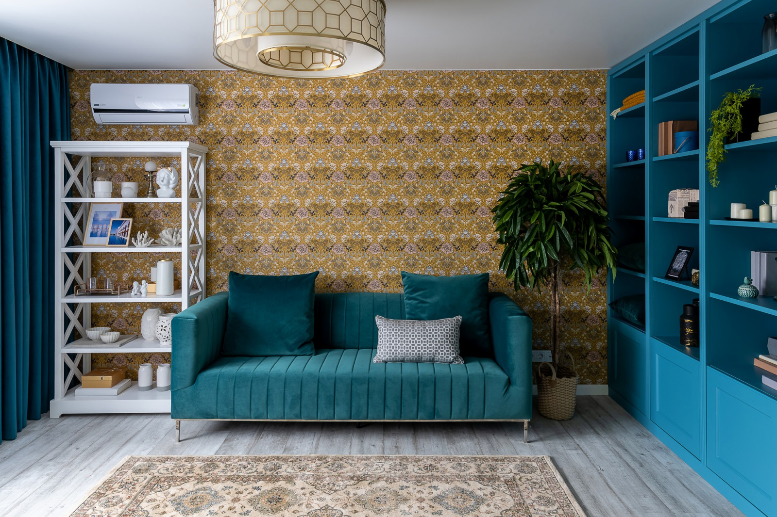 Яркое смешение стилей