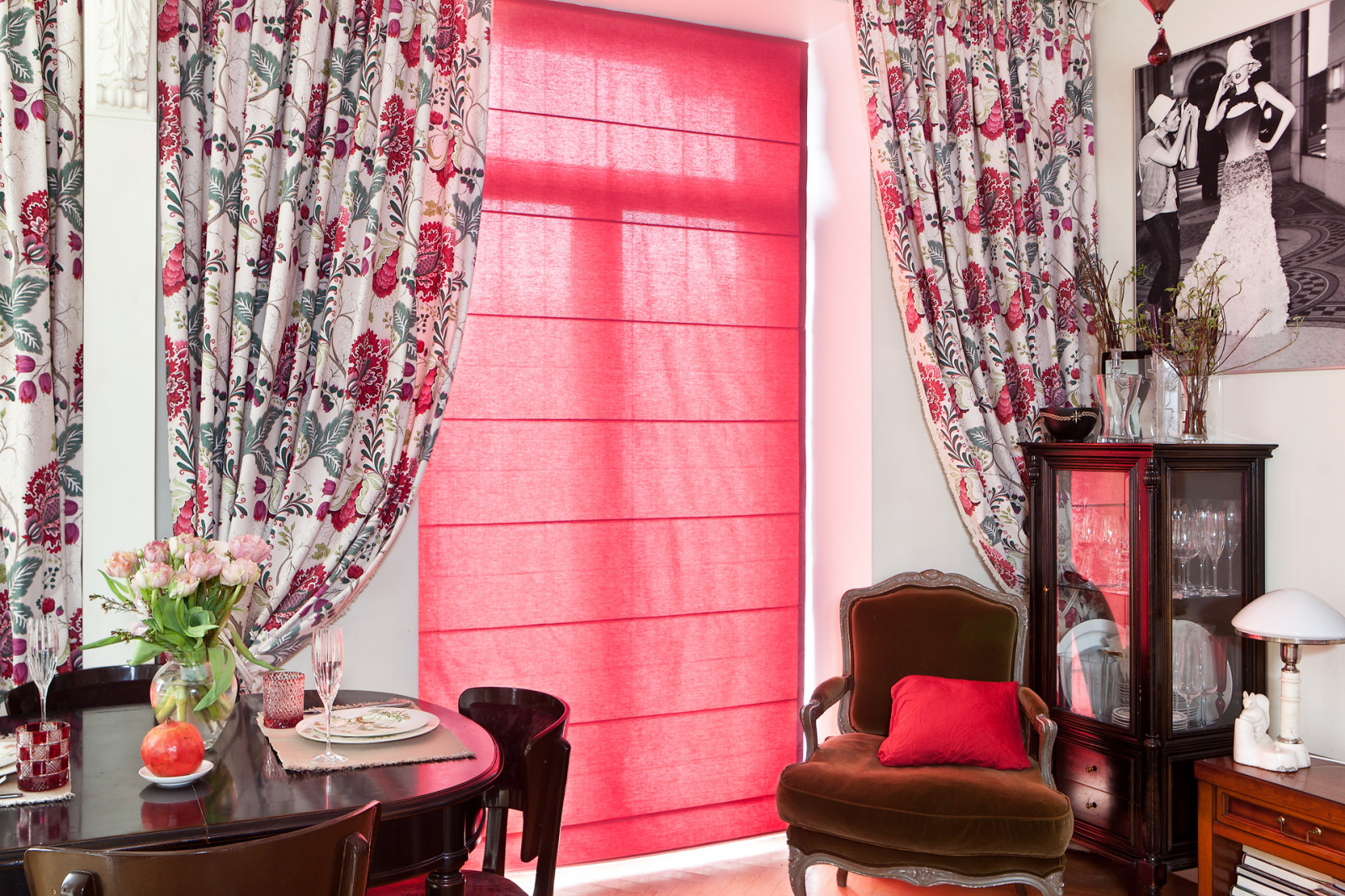 Яркие шторы для сдержанной гостиной
