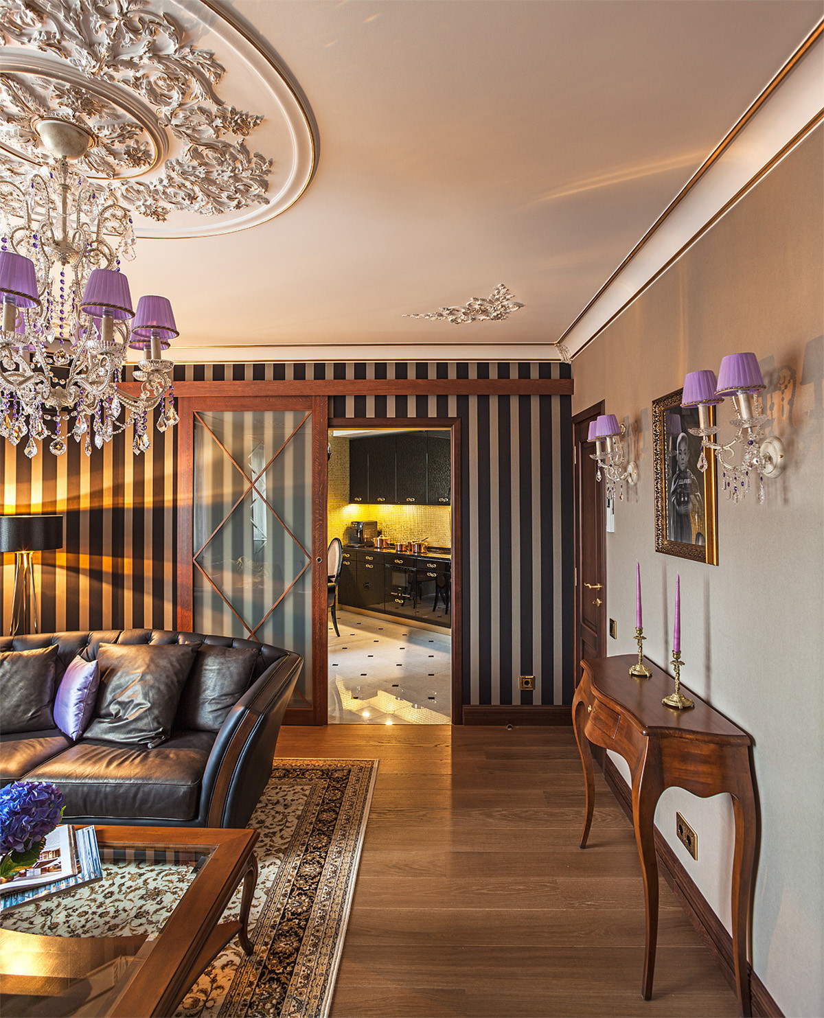 Современная классика с элементами Ар-деко.