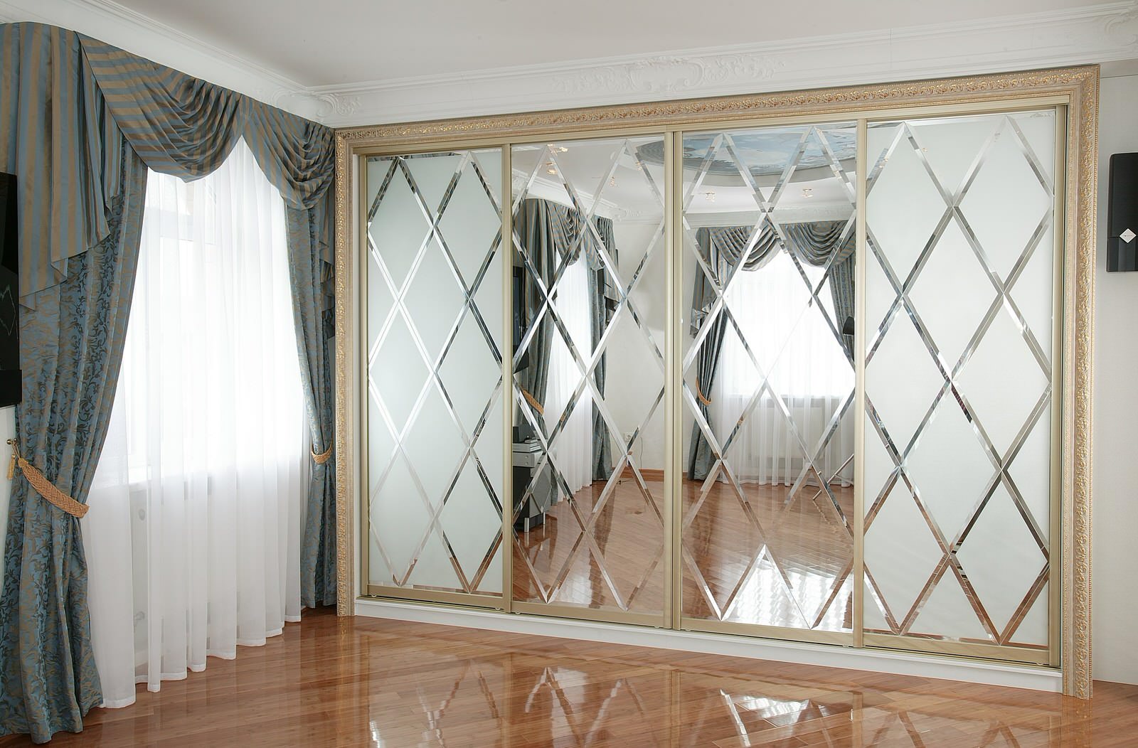 Обложка проекта: Шкафы-купе с фацетной композицией