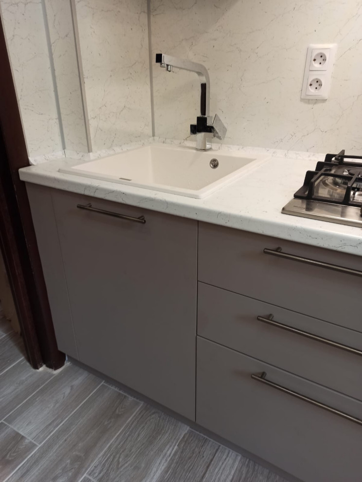 Небольшая кухня в бежевых тонах с комодом