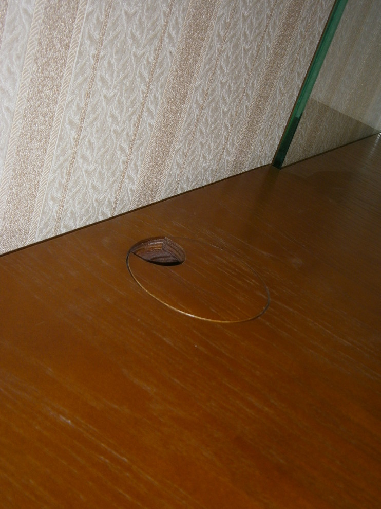 Стол парящий в воздухе.