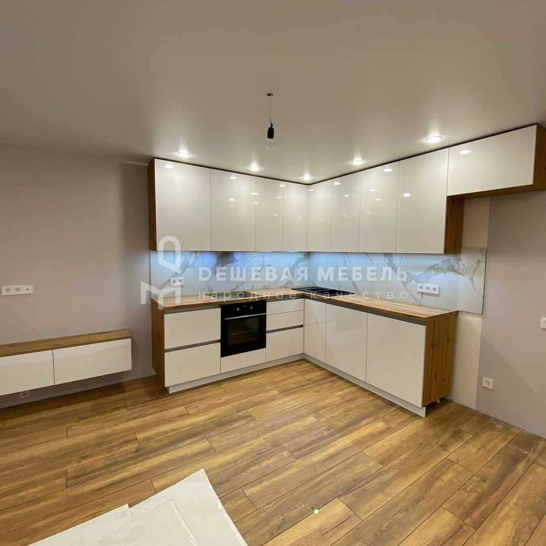 Белая глянцевая кухня-гостиная "Домино" без ручек