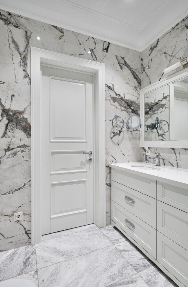 Белый Леон в светлом интерьере