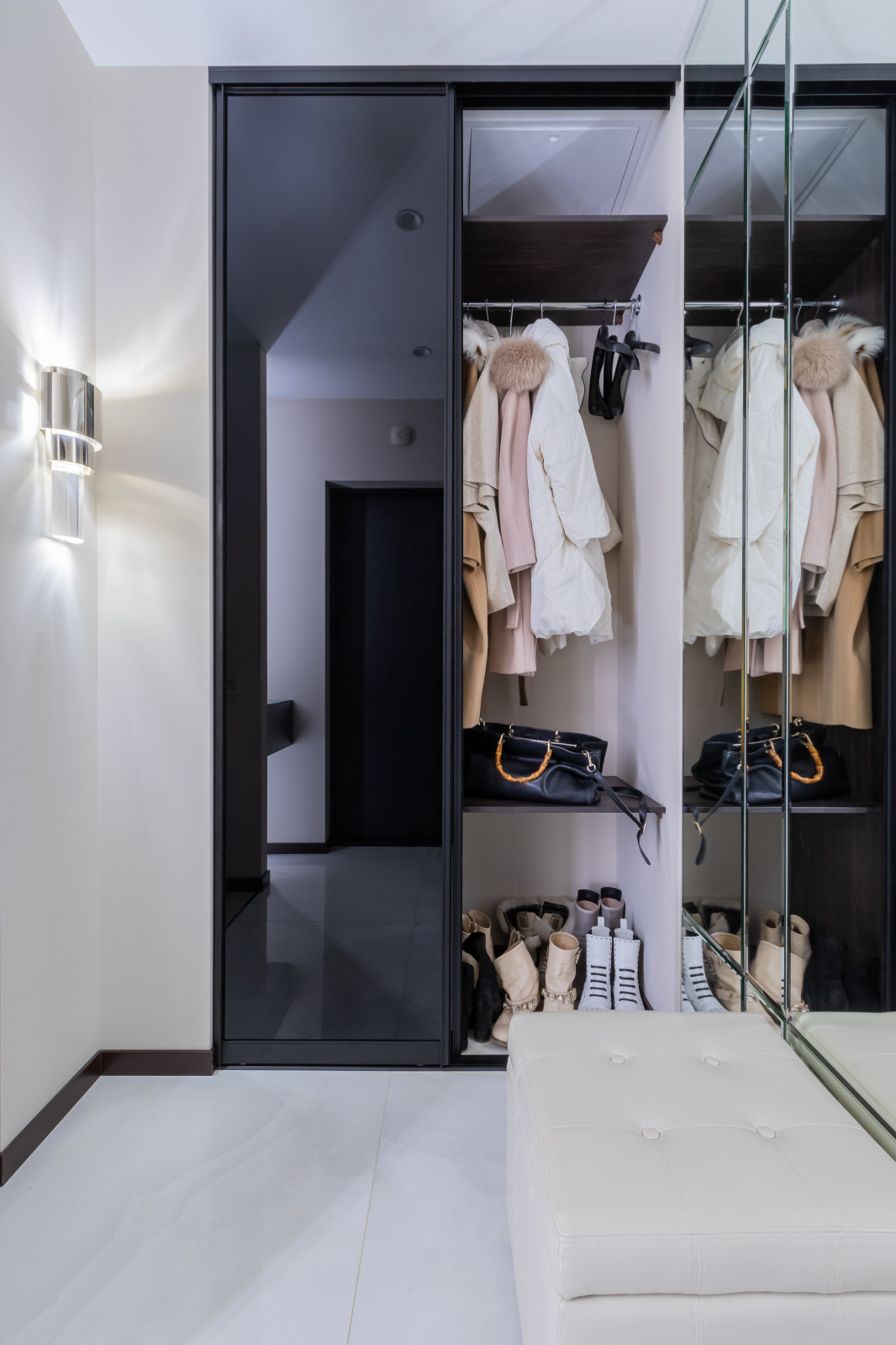 Шкаф-купе для прихожей и подвесной ящик