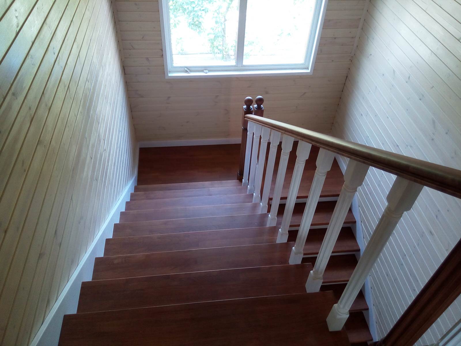 Лестница 2-х цветная с канелюрами