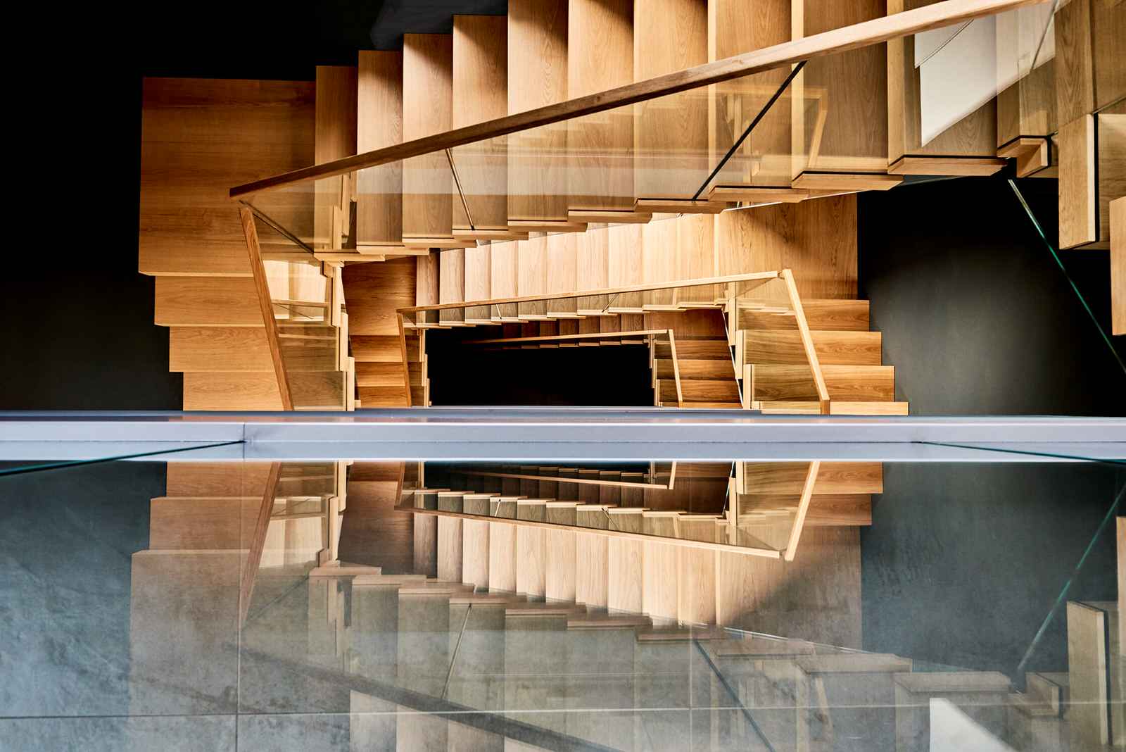 Консольная лестница с инновационной встроенной подсветкой