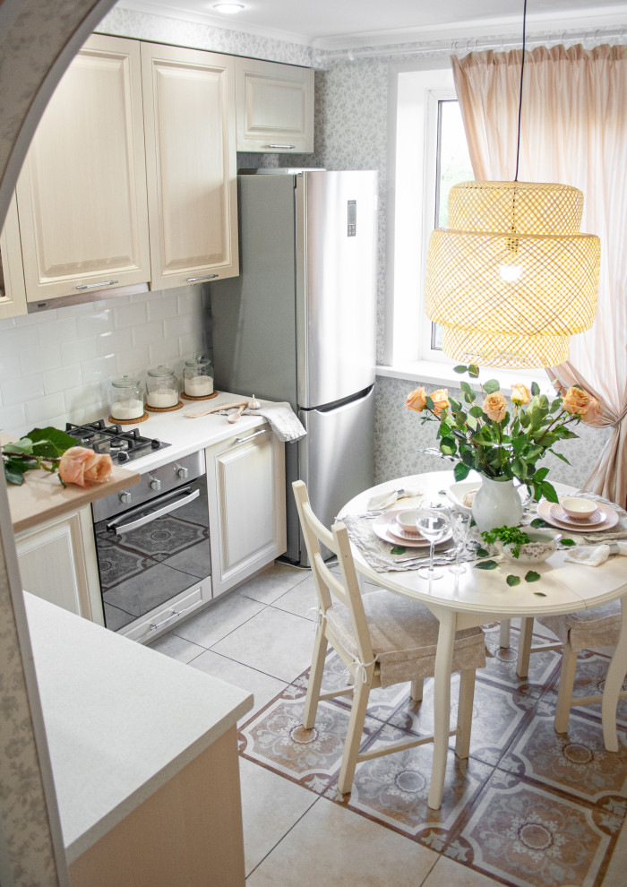 Освежающий и легкий интерьер кухни для семьи из двух человек