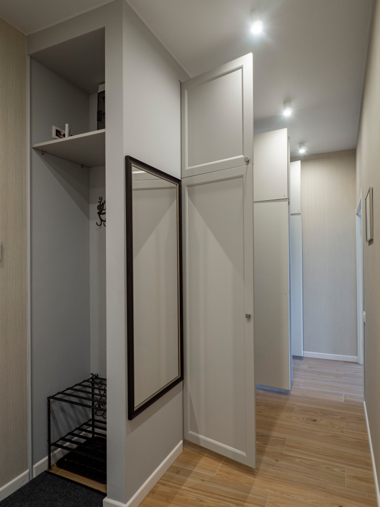 Меблировка прихожей и санузла в светло-мятном цвете