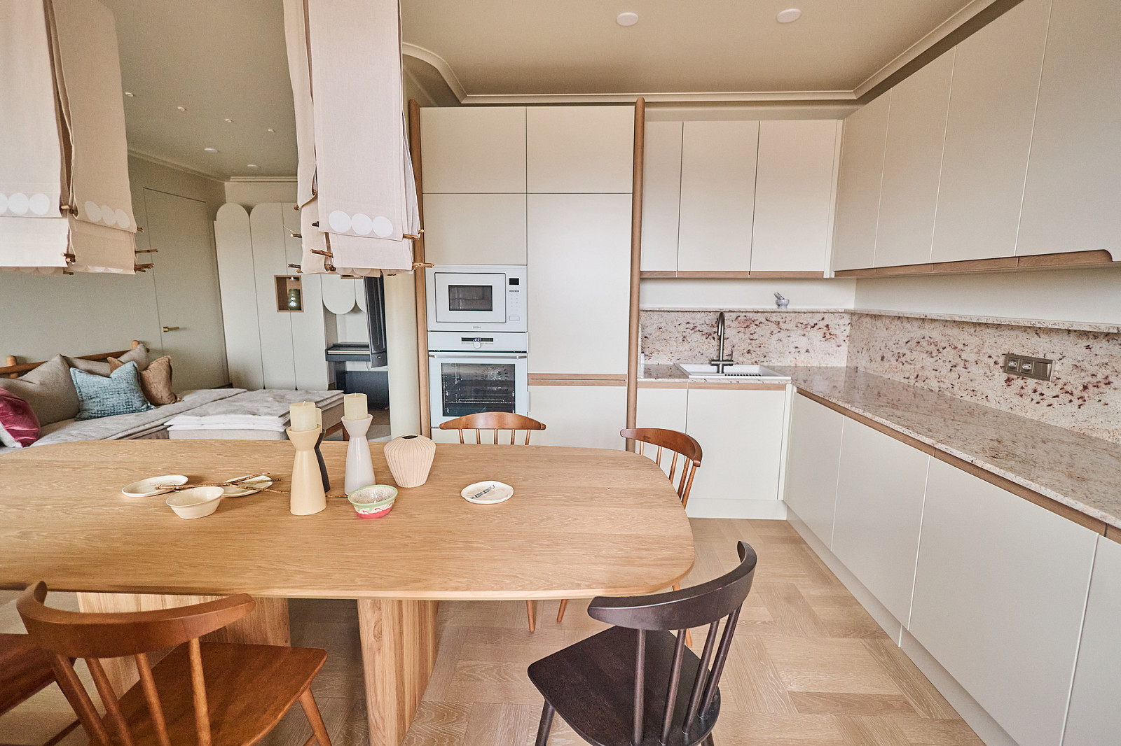 Кухня-столовая с завитком гюль