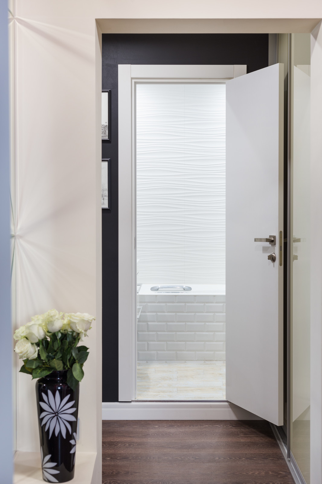 Палитра ярких красок и игра мелких деталей в интерьере современной квартиры