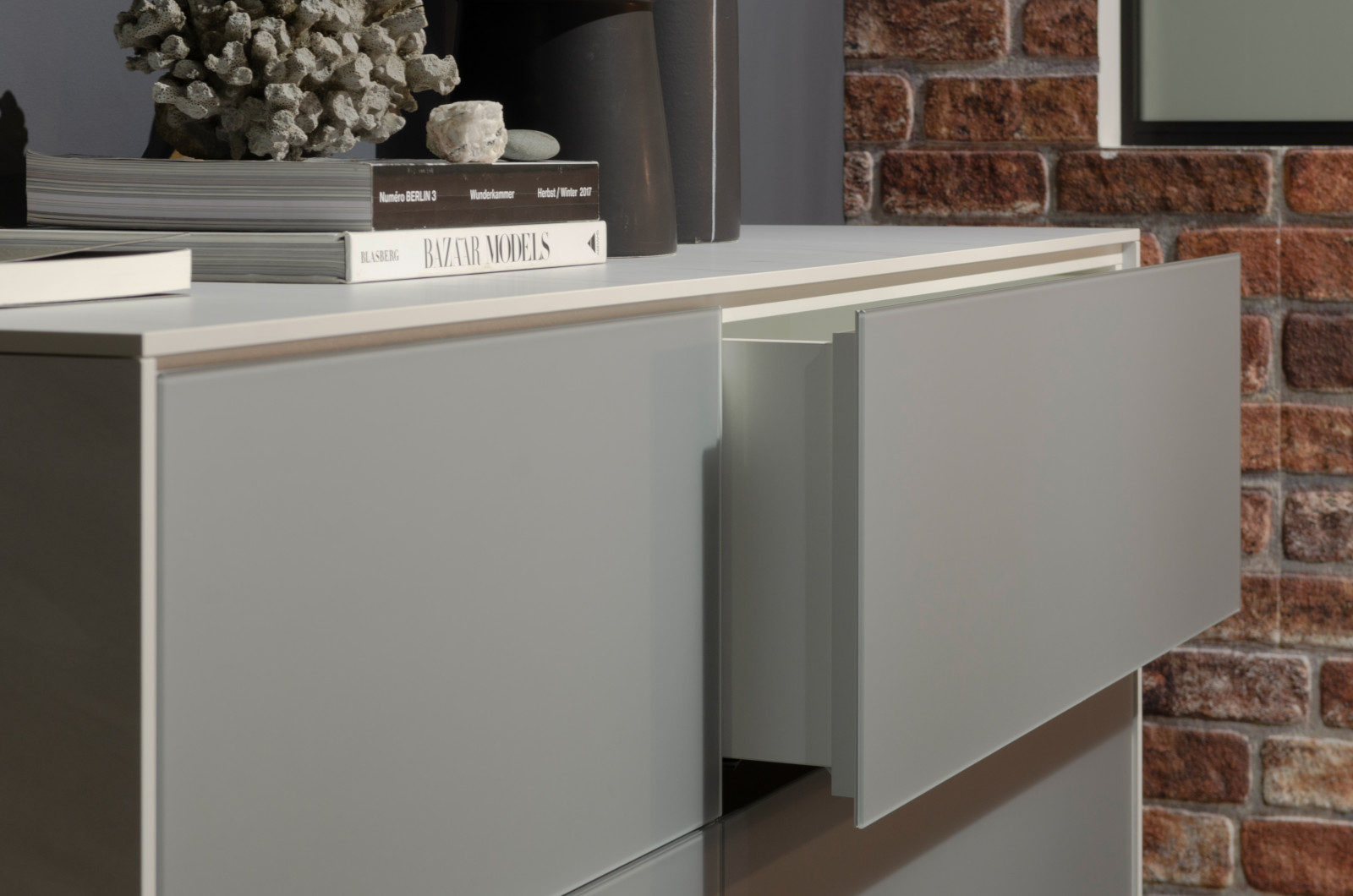 Серый комод raumplus с выставки IMM Cologne 2020