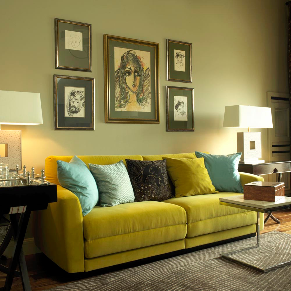 Фотоохота: Как повесить картину над диваном — 20 идей