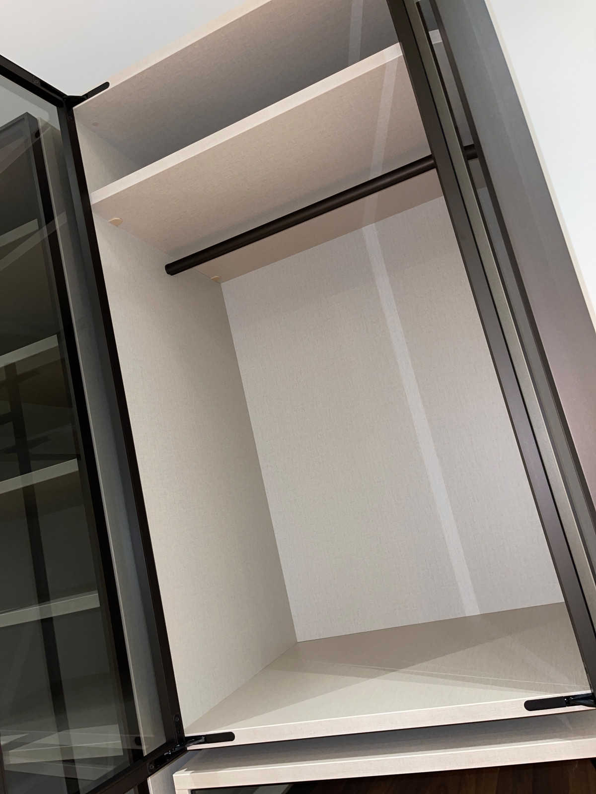 Распашной шкаф с системой RPE raumplus и Гардеробная система UNO raumplus