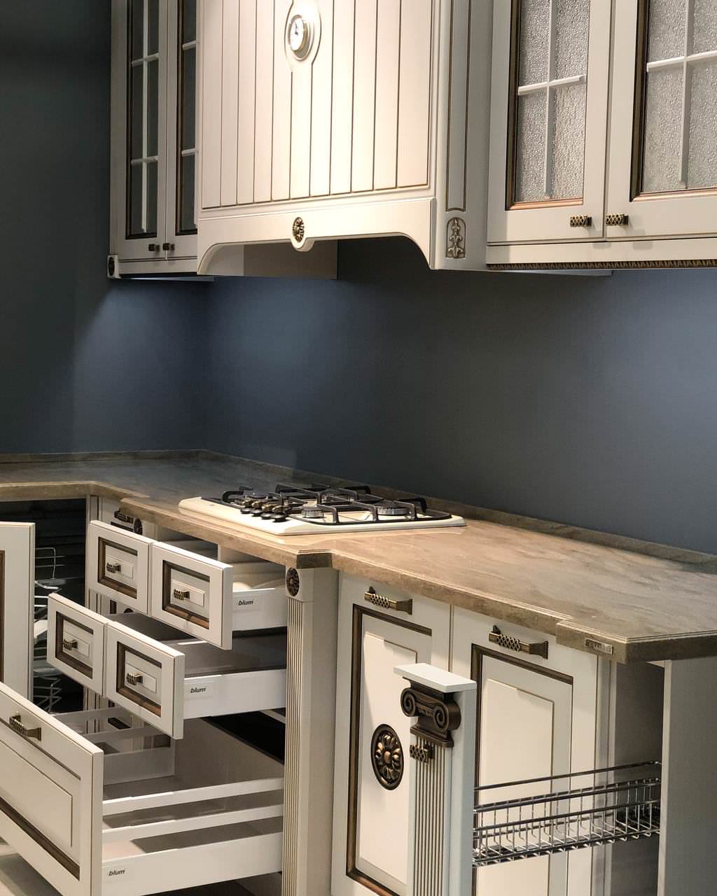 Классическая кухня благородного цвета кашемир с античной патиной