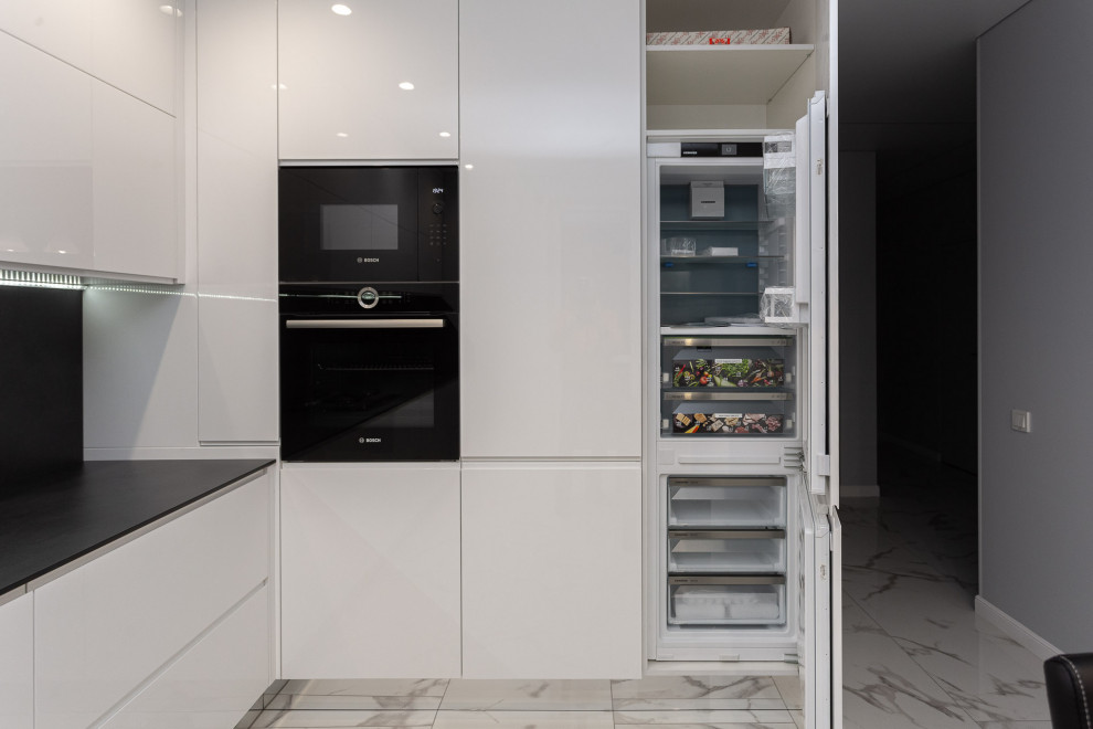 Черно-белая современная кухня