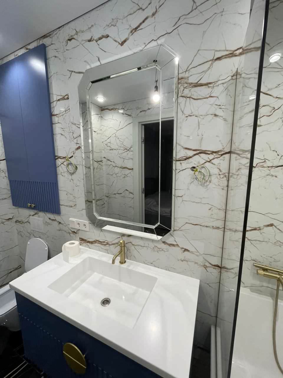 Зеркало в зеркальной раме в  ванную. Перегородка на ванной.