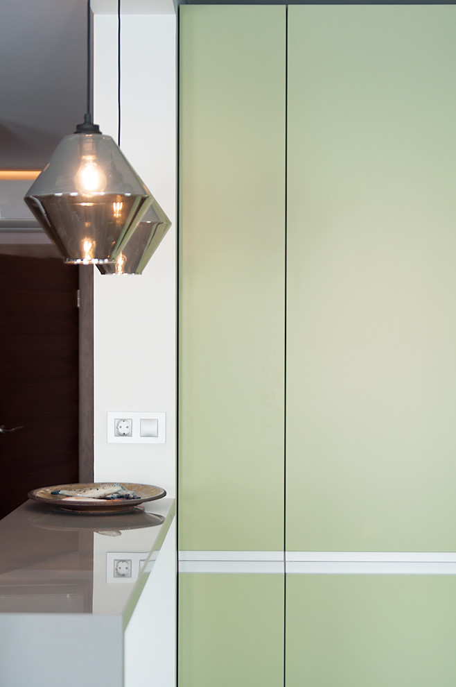 Большая кухня с барной стойкой