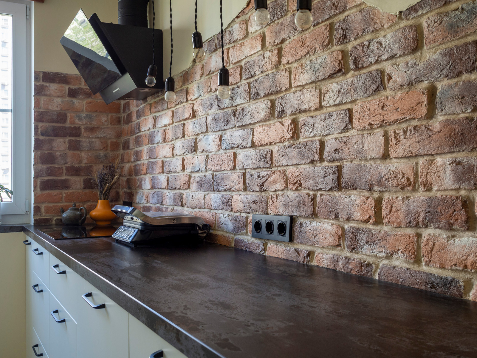 Кухня в стиле неоклассика без верхних модулей