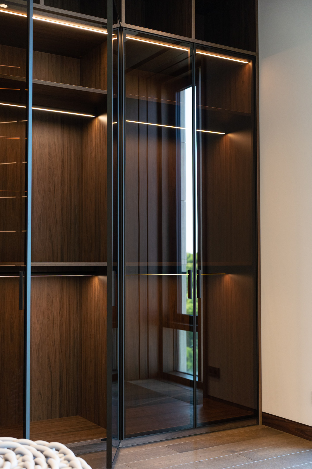 Гардеробная комната с распашными стеклянными RPE фасадами